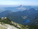 Vom Gipfel hat man einen schönen Ausblick über den Hinteren Langbathsee zum Traunsee und dem Traunstein